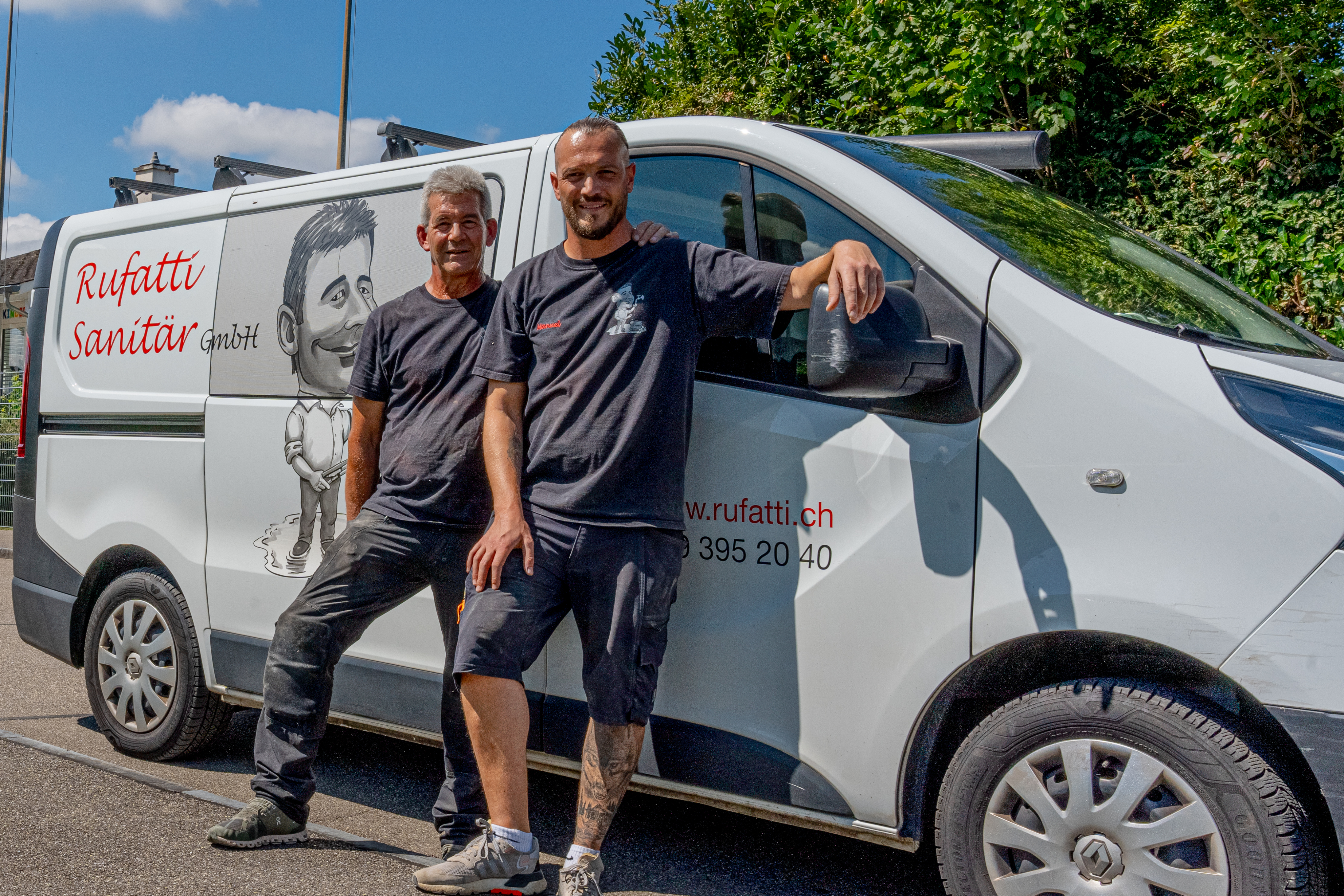 Roger und Manuel vor dem Auto